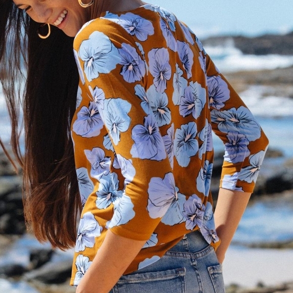 Top Valencia Violet Aloha Blooms Bloom Twist Back M Purple 3/4 Sleeve Hibiscus - Picture 2 of 16